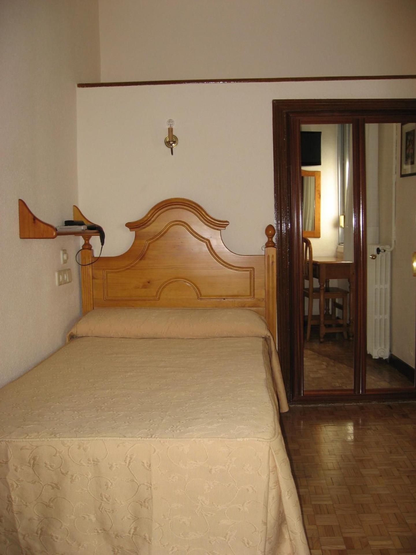 Hostal Maria Cristina Madrid Exterior photo