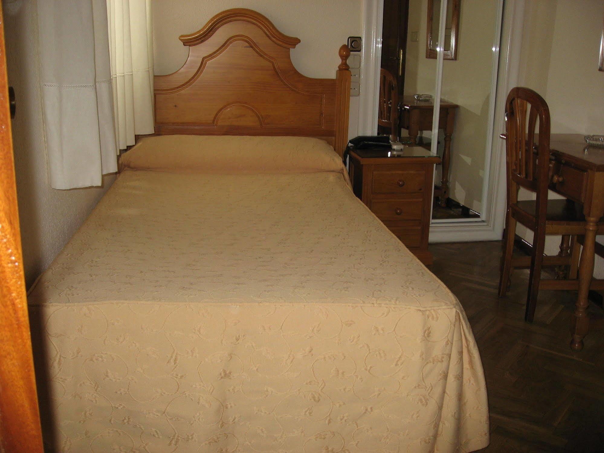 Hostal Maria Cristina Madrid Exterior photo